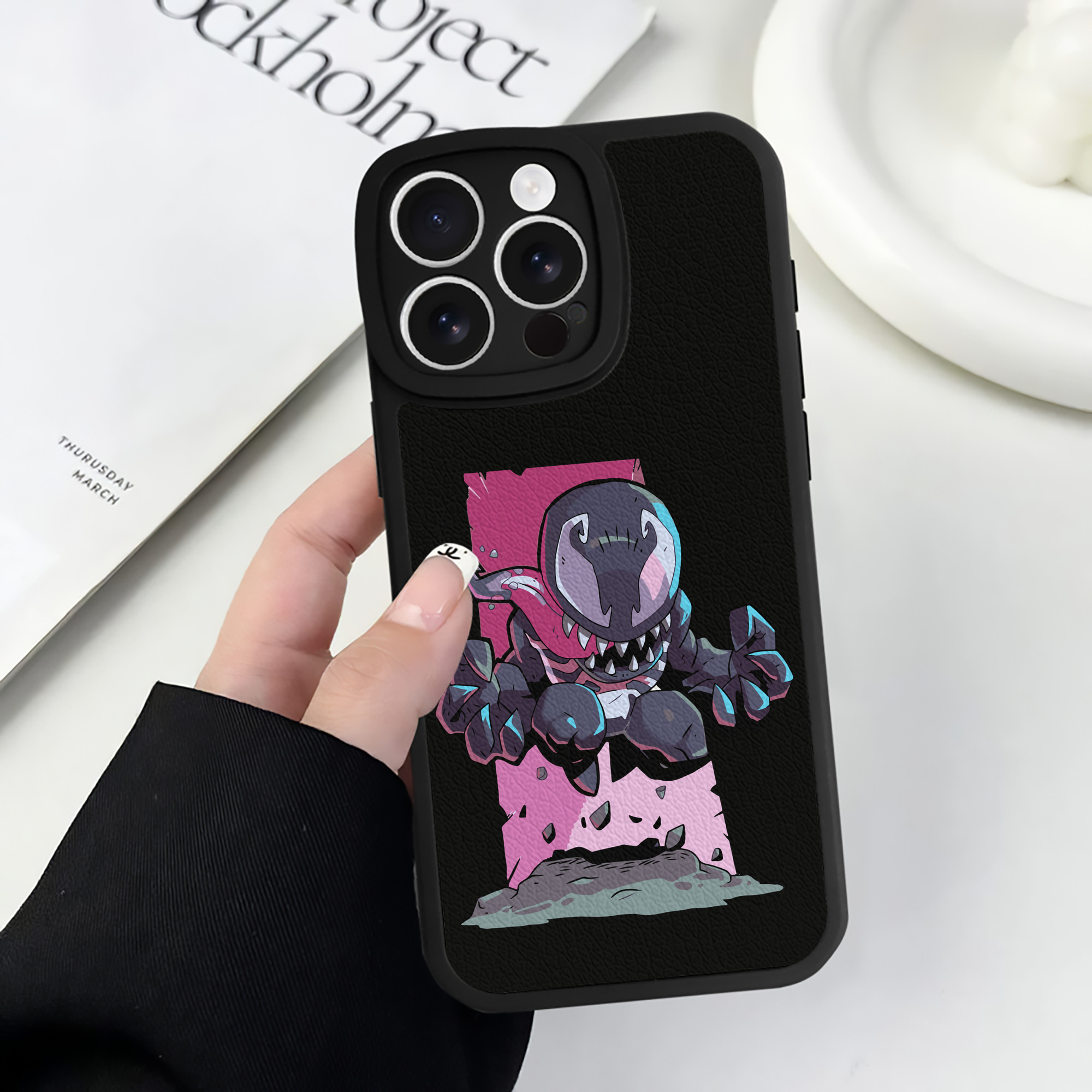 （画像用） アベンジャーズ The Avengers 【iPhone 16シリーズ対応】シリコンスマホケース（レザー調） 材質：シリコン